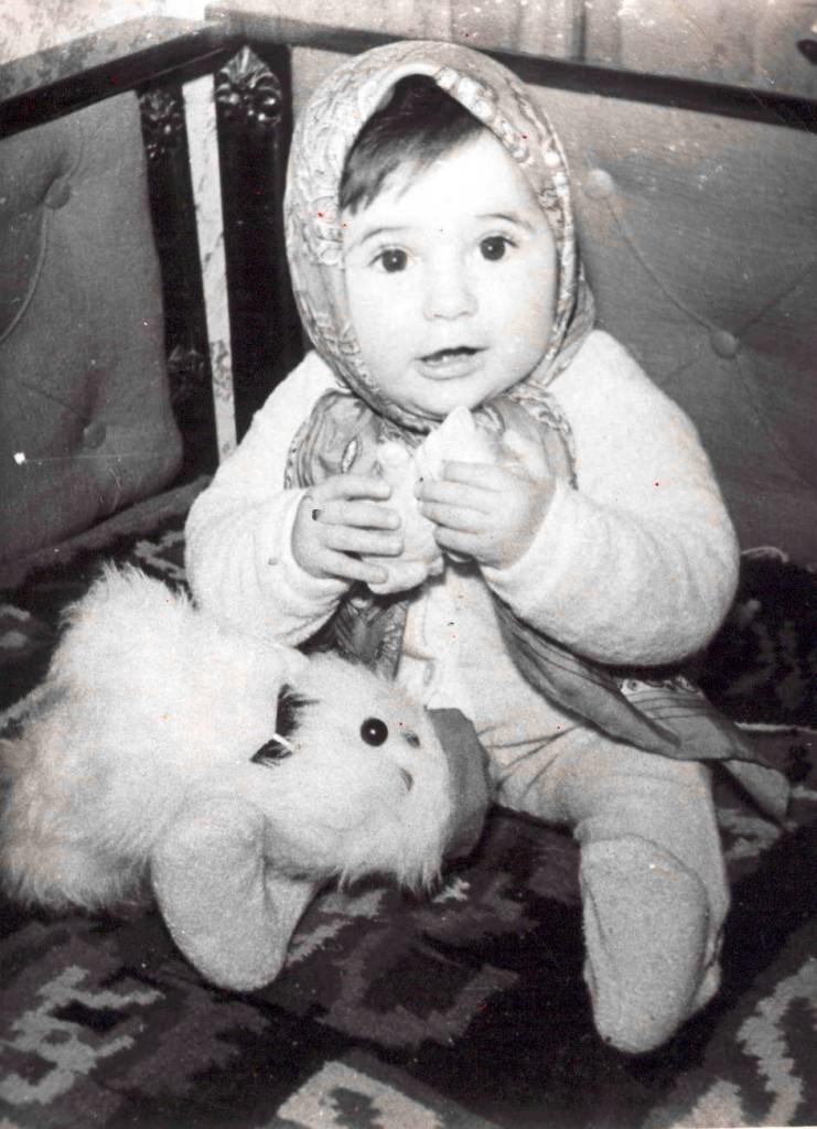 Amintiri! Cum arăta Iuliana Tudor în copilărie. Vedeta și-a uimit fanii (FOTO) 383834