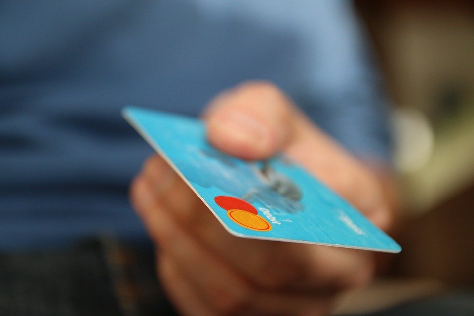 Ce li se întâmplă românilor când plătesc în rate cu cardul