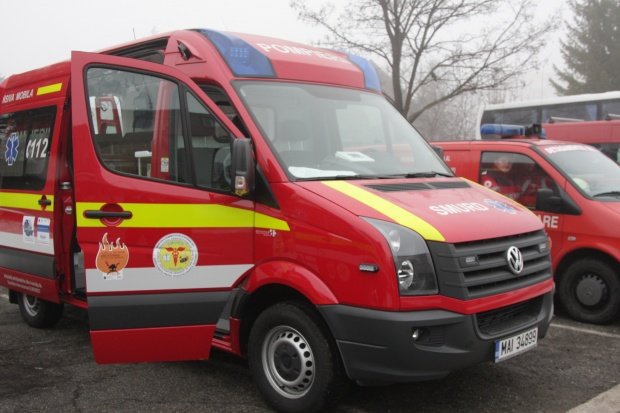 Șase ambulanțe chemate la o școală din București. Mai mulți elevi au acuzat probleme respiratorii