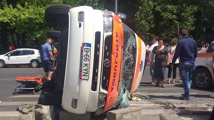 Accident grav cu o ambulanță în București