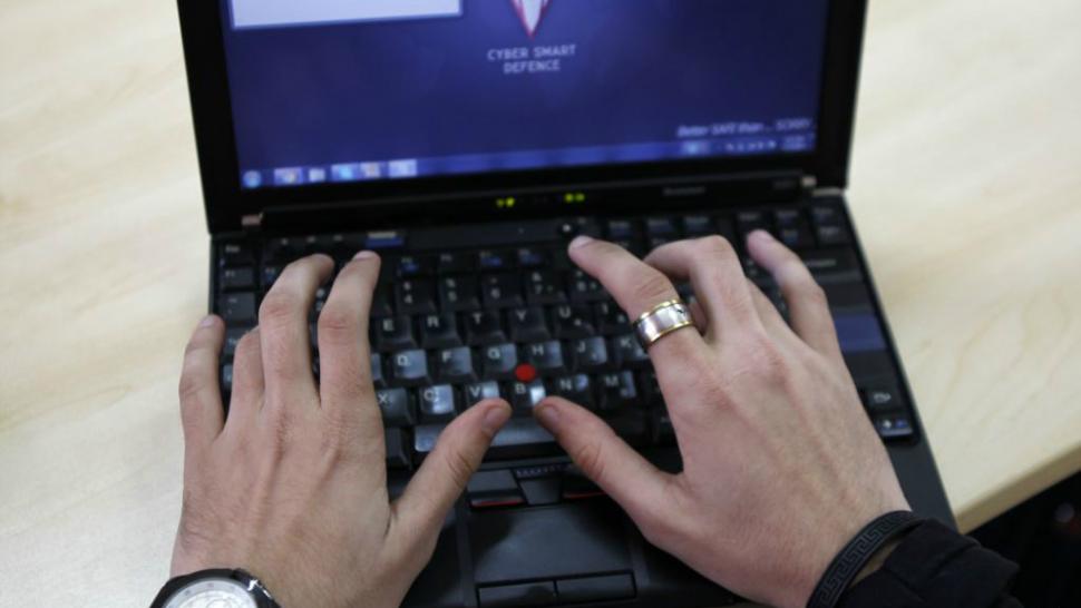 Hackerul român care face internetul un loc mai sigur: câți bani cinstiți face de pe urma marilor companii 