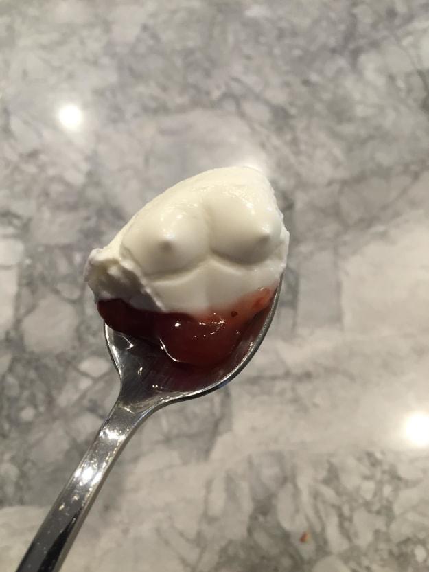 Ii era pofta de iaurt si a luat o lingurita - Cand s-a uitat mai bine l-a pufnit rasul! Ce era de fapt 384229