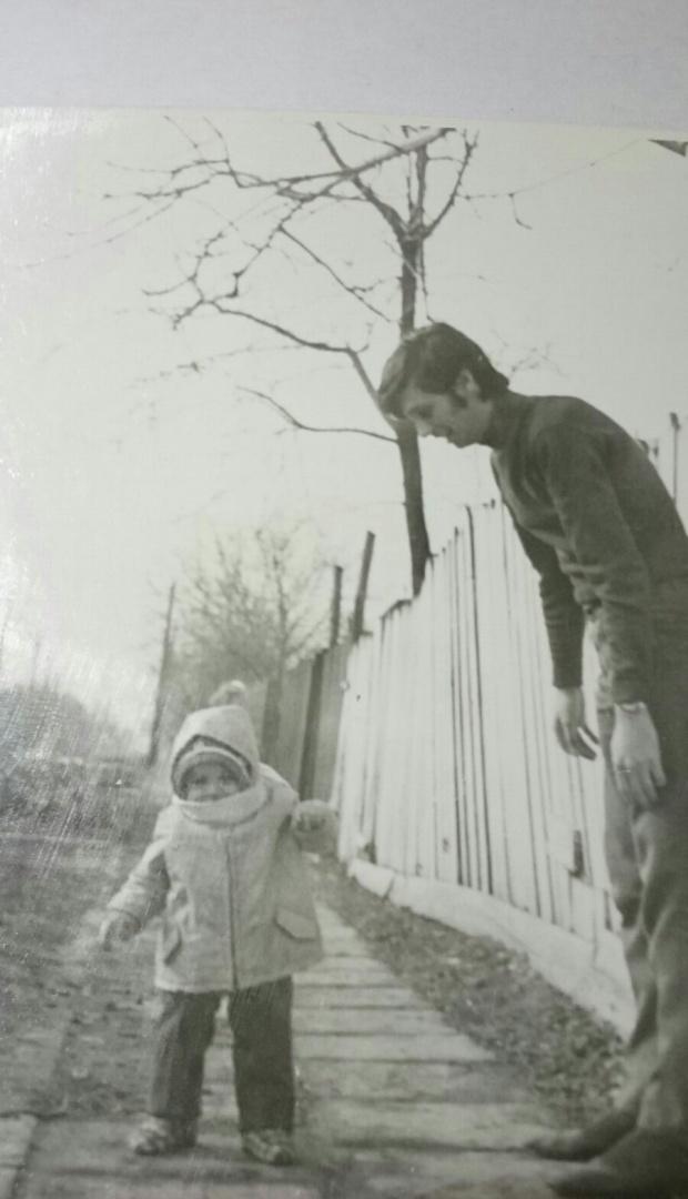 Îl recunoști? Mircea Badea, așa cum nu l-ați văzut niciodată. Cum arăta realizatorul TV în copilărie. GALERIE FOTO 384261