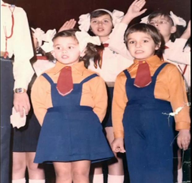 Îl recunoști? Mircea Badea, așa cum nu l-ați văzut niciodată. Cum arăta realizatorul TV în copilărie. GALERIE FOTO 384264