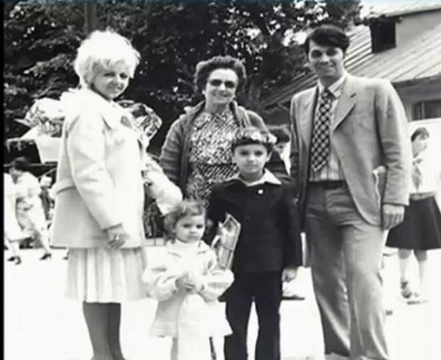 Îl recunoști? Mircea Badea, așa cum nu l-ați văzut niciodată. Cum arăta realizatorul TV în copilărie. GALERIE FOTO 384265