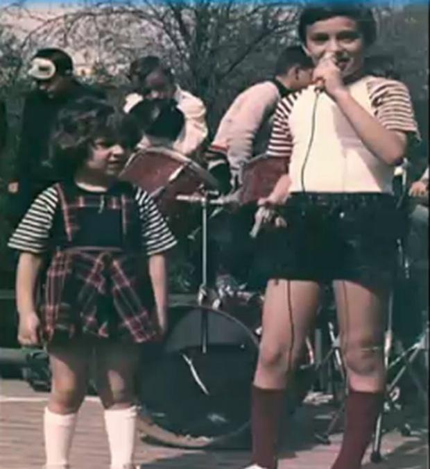 Îl recunoști? Mircea Badea, așa cum nu l-ați văzut niciodată. Cum arăta realizatorul TV în copilărie. GALERIE FOTO 384266