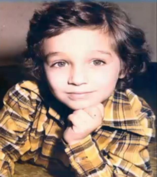 Îl recunoști? Mircea Badea, așa cum nu l-ați văzut niciodată. Cum arăta realizatorul TV în copilărie. GALERIE FOTO 384269