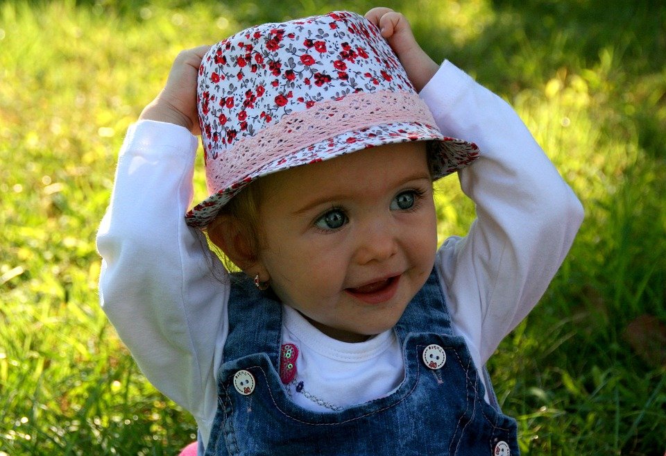 O fetiță din România, vedetă pe internet. Ce poate să facă la numai un an și patru luni - VIDEO
