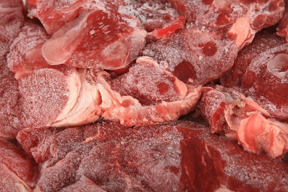 Pericolul din piață! 6.5 tone de carne, confiscate din Hala Obor