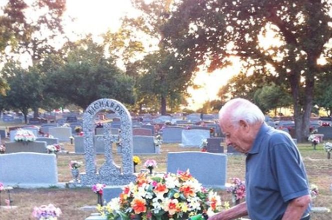 Soția lui a murit în urmă cu un an. Ce face acest bătrân, de două ori pe zi, lângă mormântul ei
