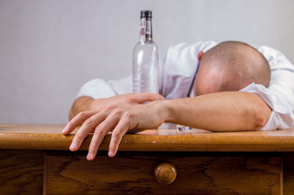 Studiu: Într-o zi obișnuită, un sfert dintre români consumă alcool