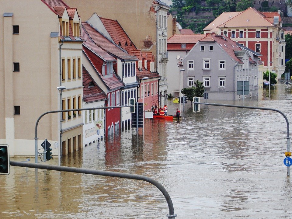 Pericol de inundații în mai multe bazine hidrografice. Zece județe sunt afectate