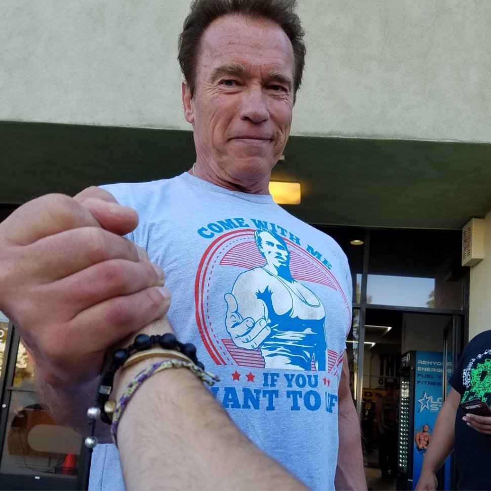 Clipe tensionate pentru Arnold Schwarzenegger, în timpul unui safari. Actorul a dat nas în nas cu un elefant african