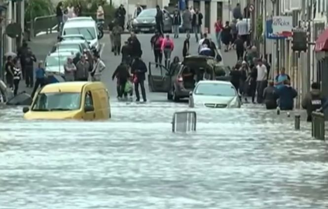 Franța a declarat stare de catastrofă. Mii de oameni au fost obligați să-și părăsească locuințele din cauza inundațiilor