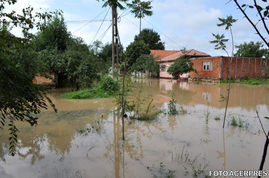 Inundaţii devastatoare într-un sfert de ţară. Doi morți, localități evacuate și drumuri rupte de viituri 
