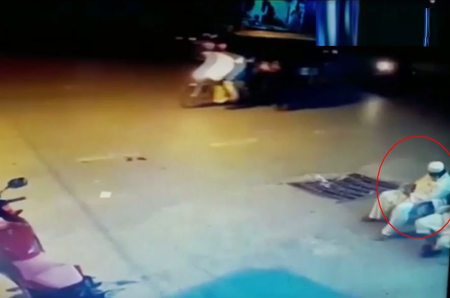 Reacția neașteptată a unui bătrân la scena șocantă în care un kamikaze se aruncă în aer 