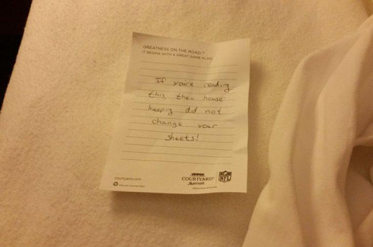 S-a cazat la hotel și s-a urcat în pat!  Sub cearșaf a găsit un bilet cu conținut șocant 384870