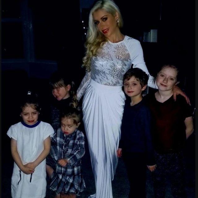 Toata lumea a ramas fara cuvinte cand a vazut burta acestei femei care a nascut de cinci ori pana acum! Cum arata cand se intoarce cu fata 384972