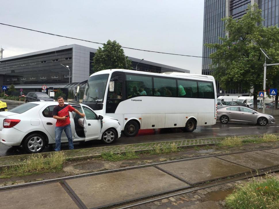 Grav accident in Pipera! Mai multe masini avariate - Traficul BLOCAT 386092