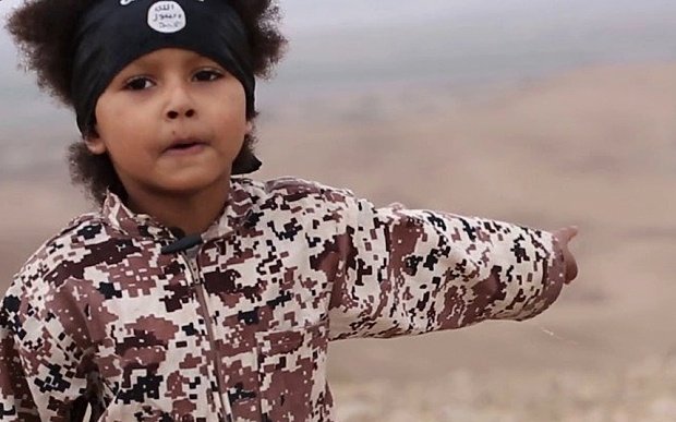 &quot;Jihadi Junior&quot;, adus pe ascuns în Suedia. Călău pentru ISIS la patru ani, băiatul a fost filmat când arunca în aer o mașină 