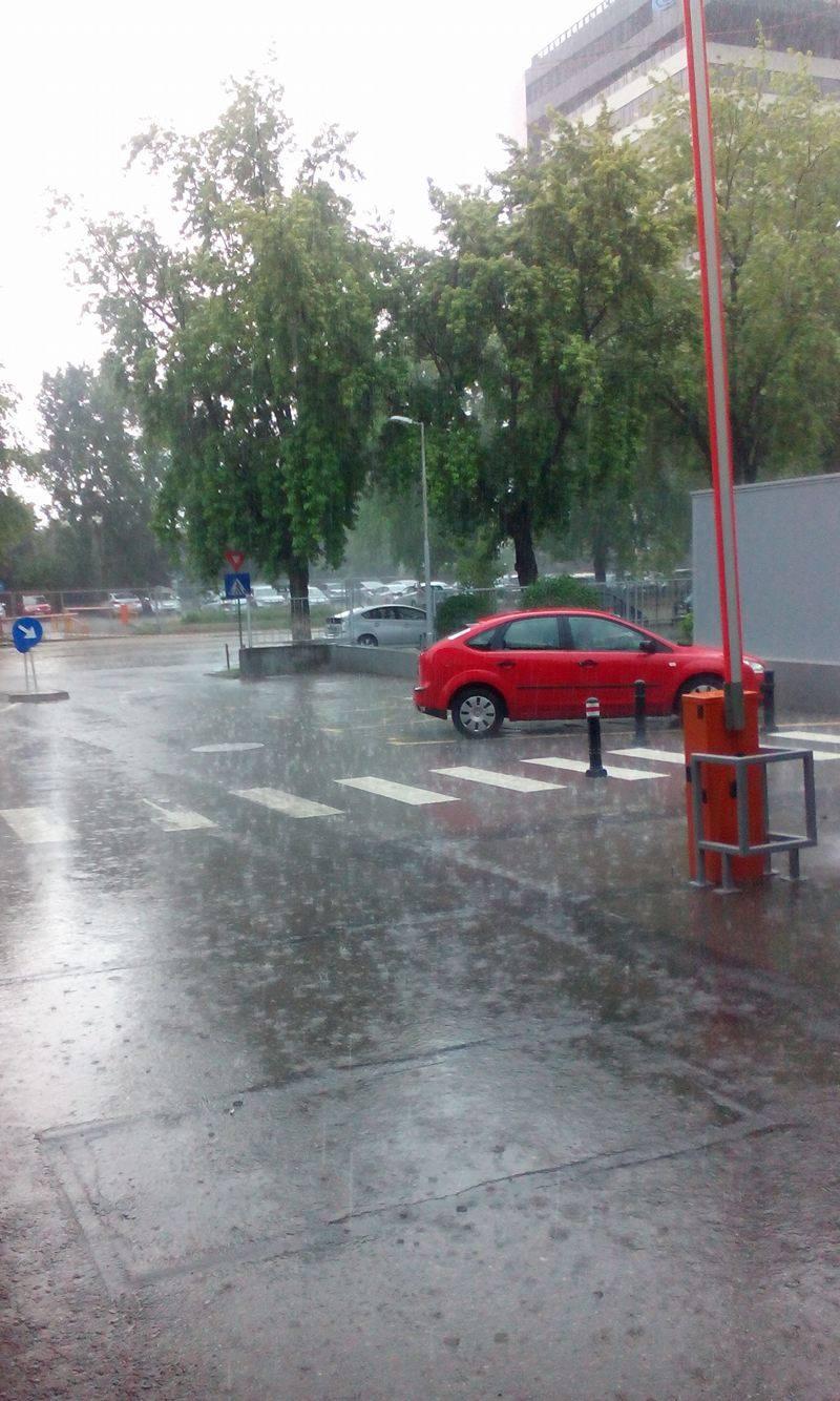 Potop în București. Scene incredibile pe stradă 386079