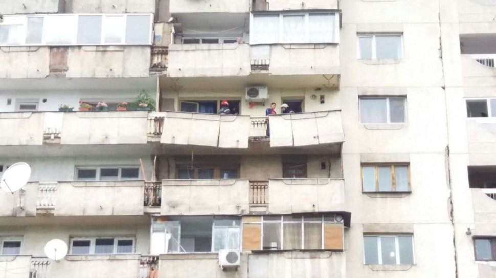 La un pas de tragedie: Locatarii au anunțat că le pică balconul. Vezi cum au răspuns autoritățile