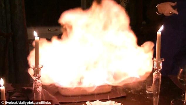 N-o sa uite niciodata aniversarea asta! Mama i-a adus tortul si cand a suflat in lumanari s-a intamplat ceva groaznic 386258