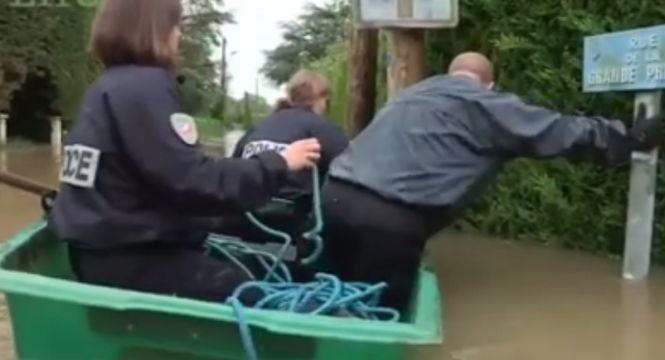 Forţele de intervenţie din Franţa se fac din nou de râs. Ce au făcut trei polițiști într-o zonă afectată de inundații