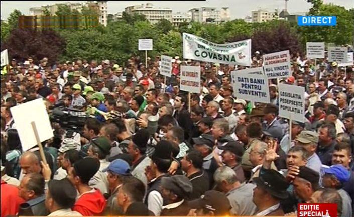 Mii de fermieri au protestat la Parlament. Ministrul Agriculturii a promis deblocarea subvențiilor de săptămâna viitoare
