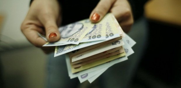 Angajaţii români care ar putea avea în curând salarii mai mari 