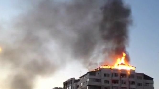 Incendiu puternic în Bacău. Mansarda unui bloc a luat foc - VIDEO