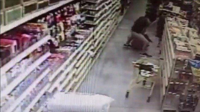 Momente dramatice surprinse de camerele de supraveghere dintr-un supermarket (Video)