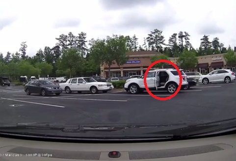 Ce s-a întâmplat după ce o șoferiță a uitat portiera deschisă în parcarea unui supermarket și a plecat la cumpărături. Dacă nu ar fi fost filmat totul, nu ar fi crezut nimeni - VIDEO