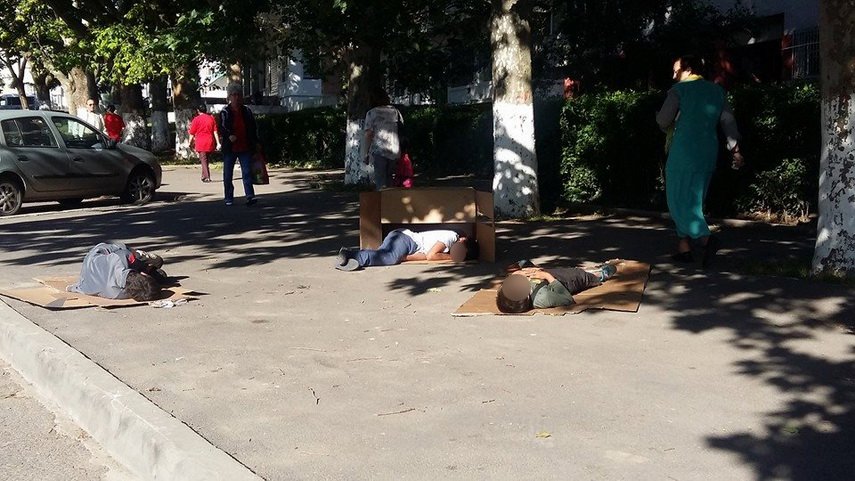 Trei copii dorm pe stradă, întinși pe cartoane, la Constanța. Cum reacţionează trecătorii 
