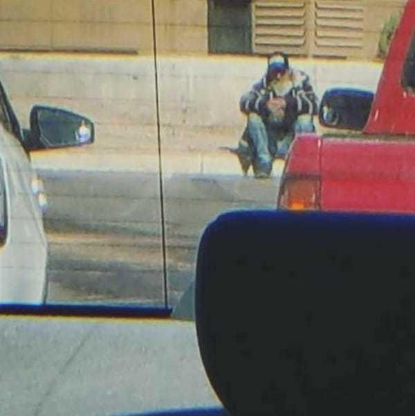 Lucra într-un restaurant deocheat, când a văzut un bărbat pe marginea drumului. S-a dus la el și a făcut ceva incredibil. Cum a reacționat omul 386866