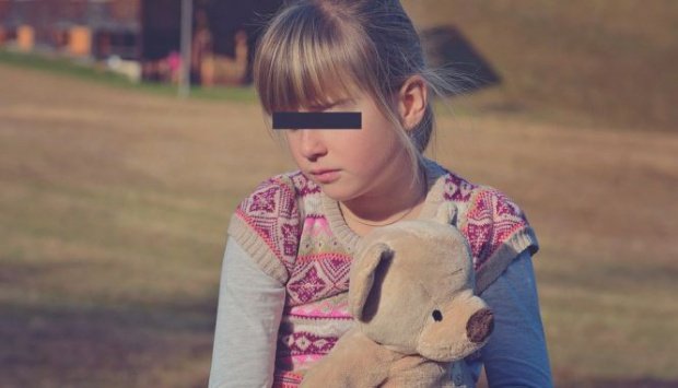 Decizie incredibilă în justiţia românească. Fetiță de șase ani abuzată, agresorul scapă de pedeapsă