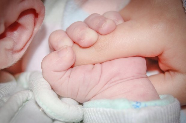 Caz șocant la Maternitatea din Bârlad! Un bebeluș declarat sănătos la naștere a murit la doar câteva ore după ce a venit pe lume