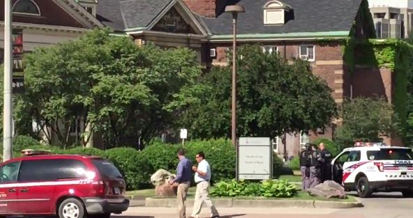 Alertă la Universitatea din Toronto. Un individ înarmat a pătruns în campus