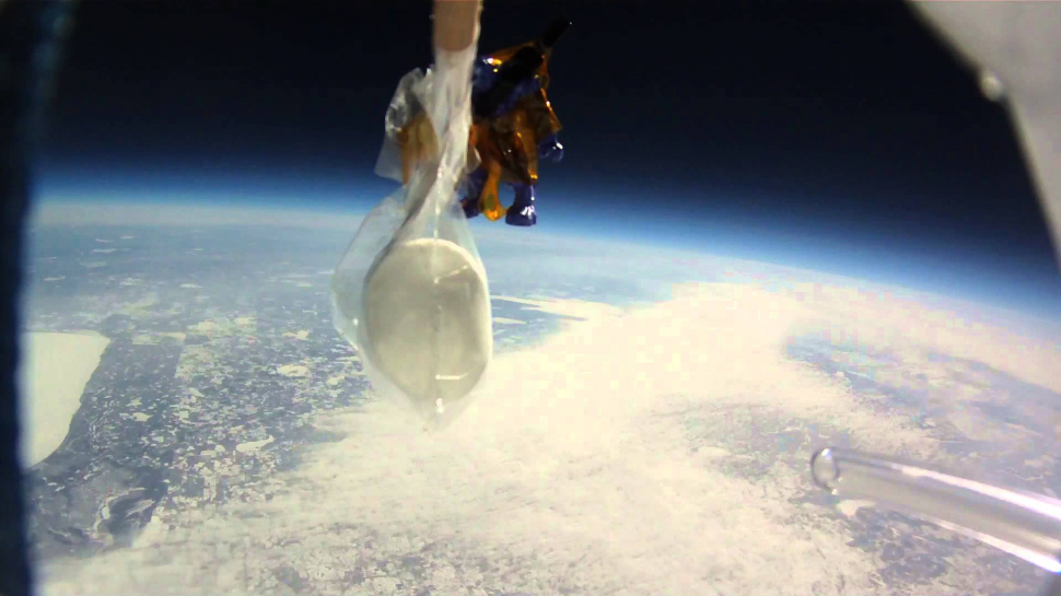Ce s-ar întâmpla dacă am arunca o bezea din spațiu spre Terra