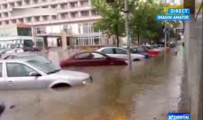 Mașini acoperite de ape, pe străzile din Tulcea. ISU: Nu sunt victime