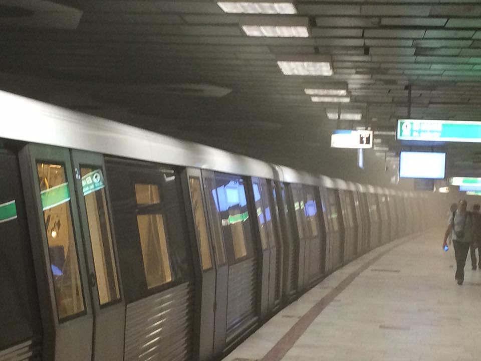 Incendiul a fost lichidat la metrou! Circulaţia a fost reluată parţial pe o singură linie. Imagini exclusive din momentul evacuării călătorilor 387722