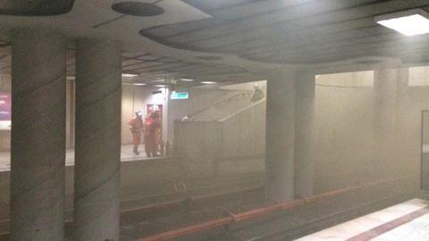Incendiul a fost lichidat la metrou! Circulaţia a fost reluată parţial pe o singură linie. Imagini exclusive din momentul evacuării călătorilor 387723