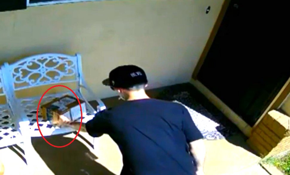 Un hoţ le tot fura coletele din faţa casei, aşa că i-au pregătit o capcană. Ce a descoperit acesta într-o cutie - VIDEO