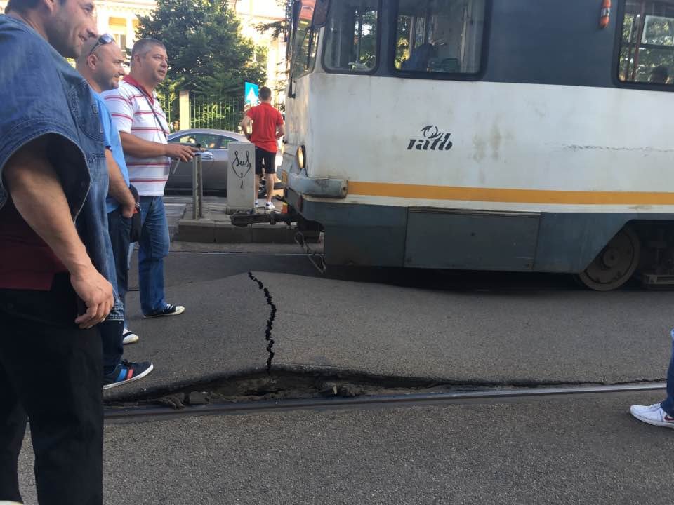 Circulația tramvaielor, blocată în centrul Capitalei din cauza unei gropi pe șine