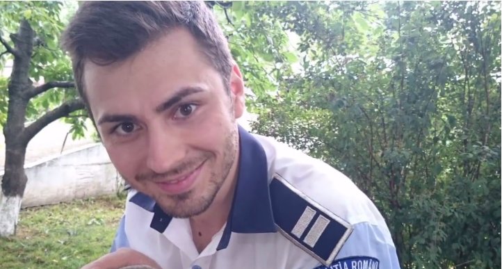 Un polițist din Iași a ajuns vedetă pe Facebook după ce a făcut un gest emoționant - VIDEO