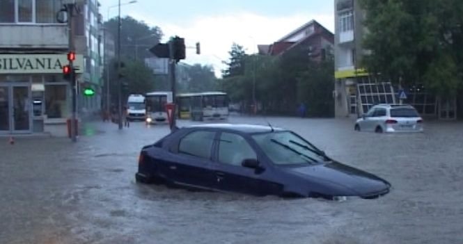 România sub ape: Inundații devastatoare în aproape jumătate din ţară. Gospodării și case distruse, oameni disperați