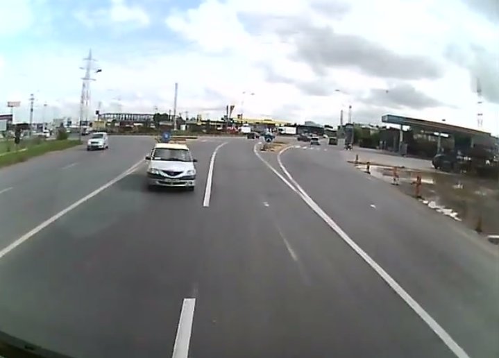 Un taximetrist teribilist, impact frontal cu un tir. Imagini șocante - VIDEO 