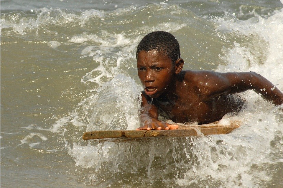 Zece persoane, majoritatea copii, au murit în urma ploilor torenţiale care au lovit Ghana