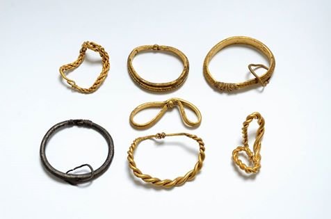 Descoperire arheologică majoră. Cea mai mare colecție de obiecte de aur din epoca vikingilor