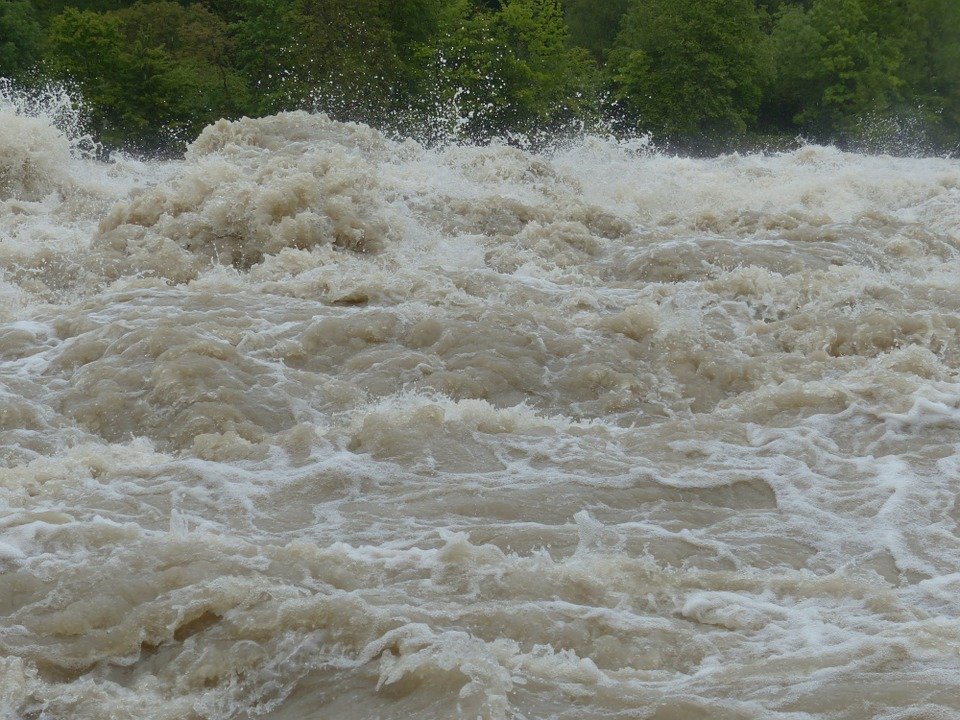 Inundaţiile au făcut prăpăd şi în Suceava: 23 de localităţi sunt afectate